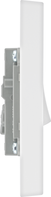 BG 913 Moulded Square Edge | White | 1 Gang 10AX Intermediate Plate Switch